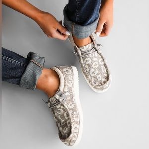 NWT Crevo Cheetah Print Shoe In Neutral Size 8